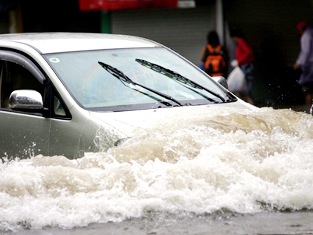 Cần làm gì khi xe ô tô bị ngập nước?
